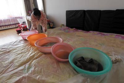 大姚楼上漏水，住户失联，小区没物管，业主维权难！律师来支招……
